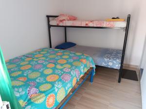 巴耶杜帕尔hostal k的一间小卧室,配有双层床和双层床