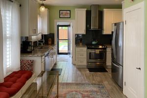 圣安东尼奥Woodlawn Avenue Beauty的厨房配有白色橱柜和红色沙发