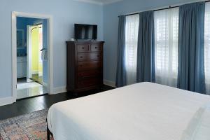 圣安东尼奥Woodlawn Avenue Beauty的一间卧室配有一张床、梳妆台和电视。