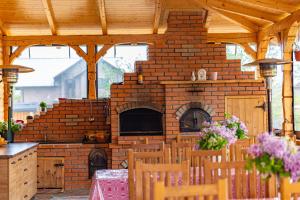 舒加塔格盐矿镇Rustic Maramureș的房屋内带砖炉的室外厨房