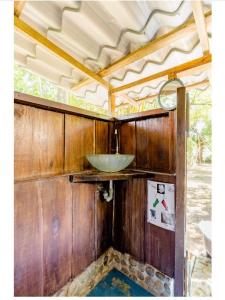 乌维塔Luminosa Uvita Hostel的火车后部带水槽的浴室