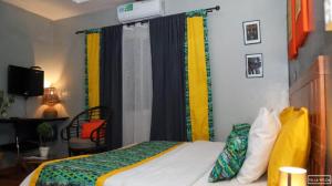巴马科Villa Wilda的一间卧室配有色彩缤纷的窗帘