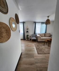 埃尔基斯科Casa en condominio cerca de la playa El Quisco Norte的客厅配有沙发和桌子