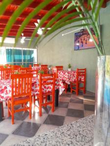 拉里奥哈Cabañas Puertas del Sol的餐厅内带红色桌椅的用餐室