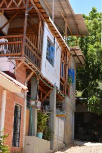 塔甘加Casa MITA Taganga的一座带木屋顶的房子