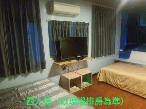 基隆永豐旅社的一间卧室配有一张床,并在一间客房内配有电视。