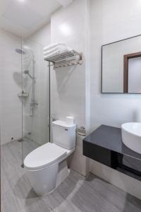顺化TRUONG TIEN HOTEL的白色的浴室设有卫生间和水槽。