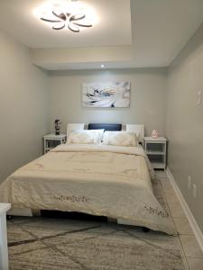 多伦多RoryHouse的一间卧室配有一张床和吊扇