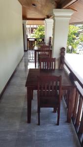 琅勃拉邦Villa KhounSok Sunset的一张木桌和椅子