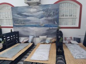 "LE CHAT QUI PECHE" Hostel a 150 metros da PRAIA de PAJUCARA客房内的一张或多张床位