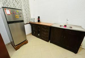 特立尼达Departamento 2 habitaciones Trinidad Beni的厨房配有不锈钢冰箱和水槽