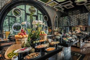 岘港岘港洲际阳光半岛度假酒店的自助餐,展示着许多食物