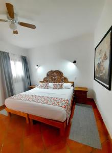 圣米格尔-德阿连德Hotel La Lejona的一间卧室配有一张大床和吊扇