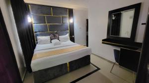 伊凯贾Palazzo Apartments的一间卧室配有一张大床和镜子
