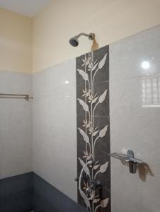 戈卡尔纳Hope villa homestay的墙上的黑白图案淋浴