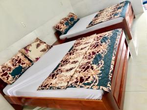 绥和市khách sạn Ngân Hà的带枕头的客房内的两张双层床