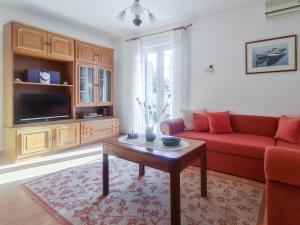 维甘Villa Anita - with pool的客厅配有红色的沙发和桌子