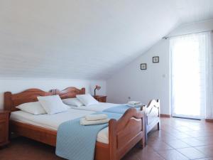 维甘Villa Anita - with pool的一间卧室设有两张床和窗户。