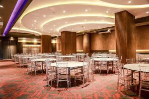 马尼拉Sotogrande Hotel Katipunan的宴会厅,配有桌椅