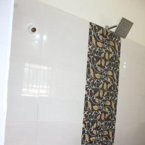 戈卡尔纳Hope villa homestay的带有猴子图案的浴帘
