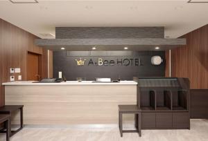 大分A&Bee HOTEL的拥有前台和酒吧的米迪亚酒店大堂