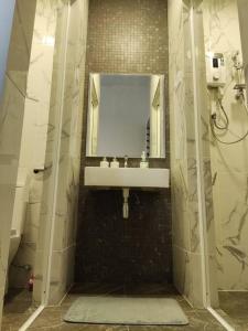 梳邦再也The Grand SS15 2BRs Infinity Pool 200Mbps WiFi的一间带水槽和镜子的浴室