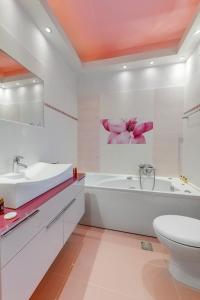 菲尼卡斯Aelia Villa的带浴缸、卫生间和盥洗盆的浴室