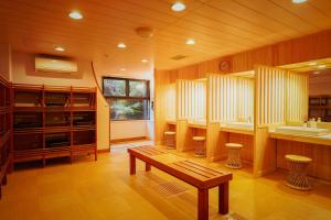 云仙市云仙新汤温泉日式旅馆的一间带长凳和水槽的大浴室