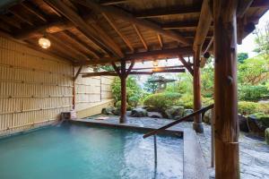 云仙市云仙新汤温泉日式旅馆的一座位于日式花园内的游泳池