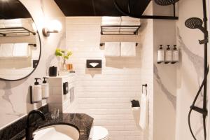 阿姆斯特丹Jan Luyken Amsterdam的白色的浴室设有水槽和淋浴。