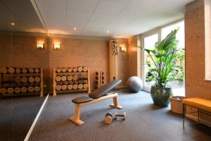 阿姆斯特丹Jan Luyken Amsterdam的一间设有健身房的房间,配有椅子和酒桶