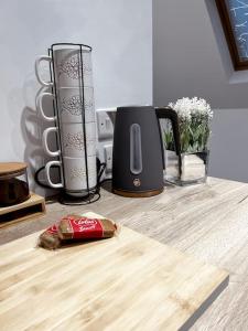 赫恩Aviary Lodge的厨房柜台配有咖啡壶和烤面包机
