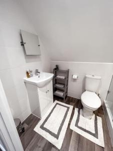 赫恩Aviary Lodge的浴室配有白色卫生间和盥洗盆。