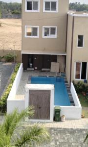 MarakkānamBeach Dreamz Villa 2 BHK Near Pondy and Auroville的一座房子前面设有游泳池