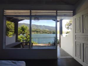 图克图克Hub Tata Guesthouse的客房透过窗户可欣赏到湖景