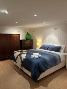 霍巴特Lumeah - Servant Quarters的一间卧室配有一张大床和两条毛巾