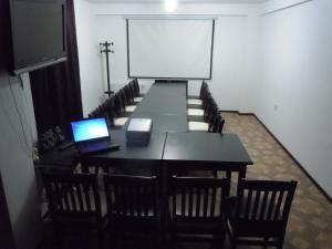 兰卡Cabana Transalpina的一间会议室,里面配有桌子和笔记本电脑