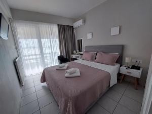 普雷韦扎Hotel Avra的一间卧室配有一张床,上面有两条毛巾