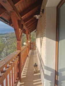 特伦钦温泉镇Apartmán PAWLONIA的房屋的木制阳台享有美景。