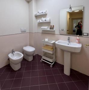 利沃诺La Suite di Chiara的一间带水槽、卫生间和镜子的浴室