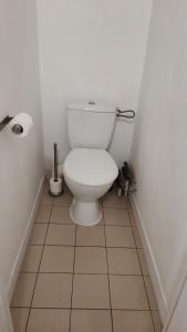 圣艾米隆曼萨尔的酒店的一间位于客房内的白色卫生间的浴室