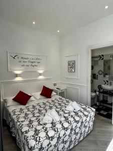 罗马Domus Giordano的一间卧室配有一张带红色枕头的大床