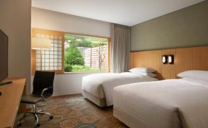 首尔Four Points by Sheraton Seoul, Guro的酒店客房设有两张床和窗户。