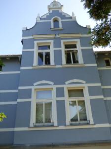 勒伯尔Morizan的一面有窗户的蓝色建筑