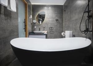 阿莱曼X Eastern Sidi Abdel Rahman Hotel的浴室配有白色浴缸及水槽