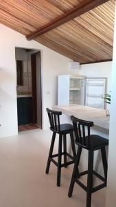阿廷斯Casa Serena的厨房配有桌子和两把椅子