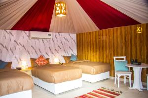 瓦迪拉姆Desert Season Camp的一间卧室配有两张床和一张桌子