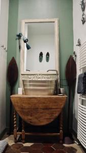 波尔多Koko & Baobab的一间带木制水槽和镜子的浴室