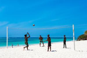 迪亚尼海滩Diamonds Leisure Beach & Golf Resort的一群人在沙滩上打排球