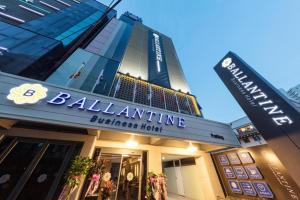 光州Ballantine Business Hotel的一座建筑,上面有读芭蕾舞家具的标志